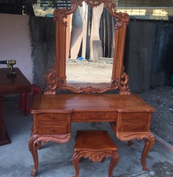 BÀN TRANG ĐIỂM LINH NGA