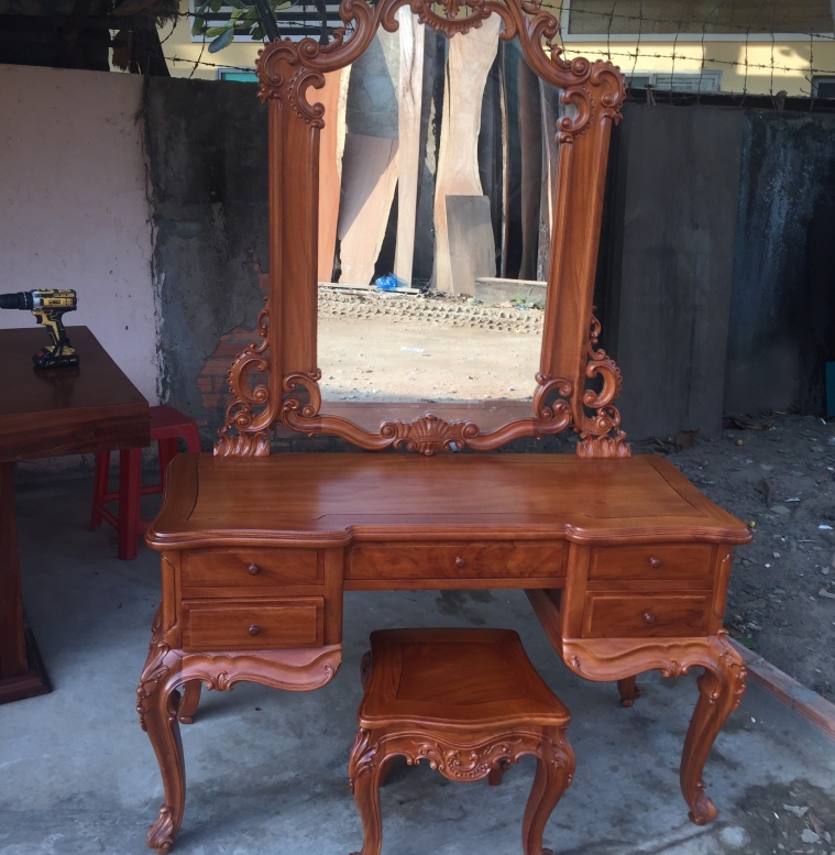 BÀN TRANG ĐIỂM LINH NGA